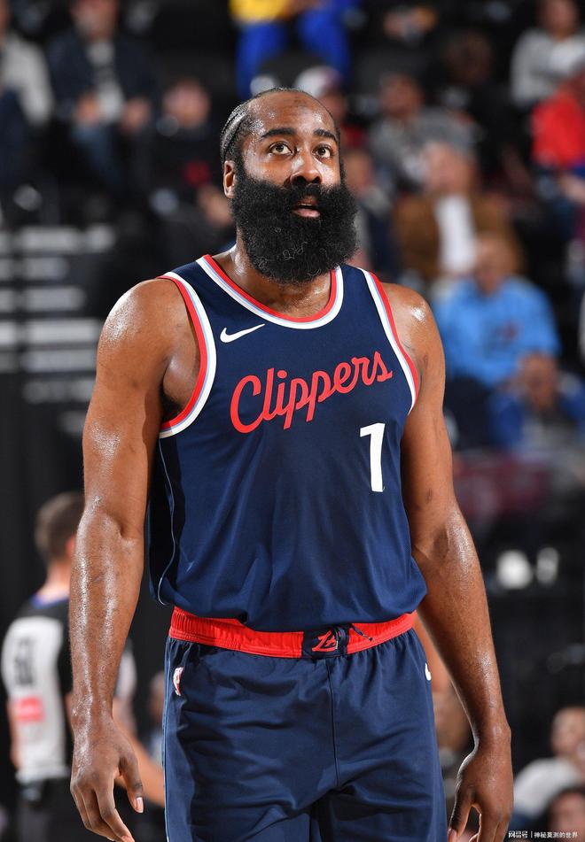 Kaiyun官方平台-哈利伯顿与雄鹿比赛中压哨三分点手腕