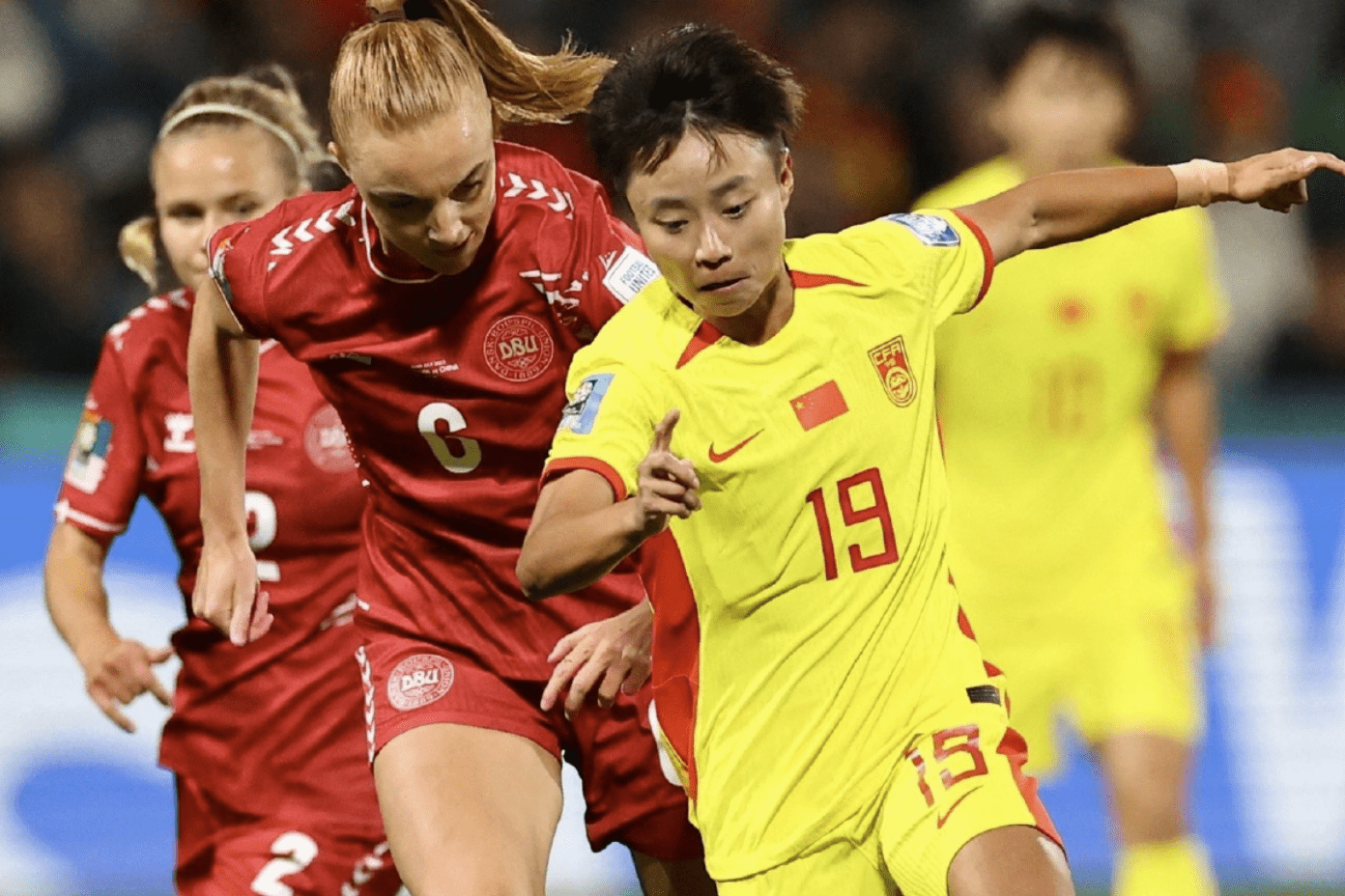 中国女足队员受伤