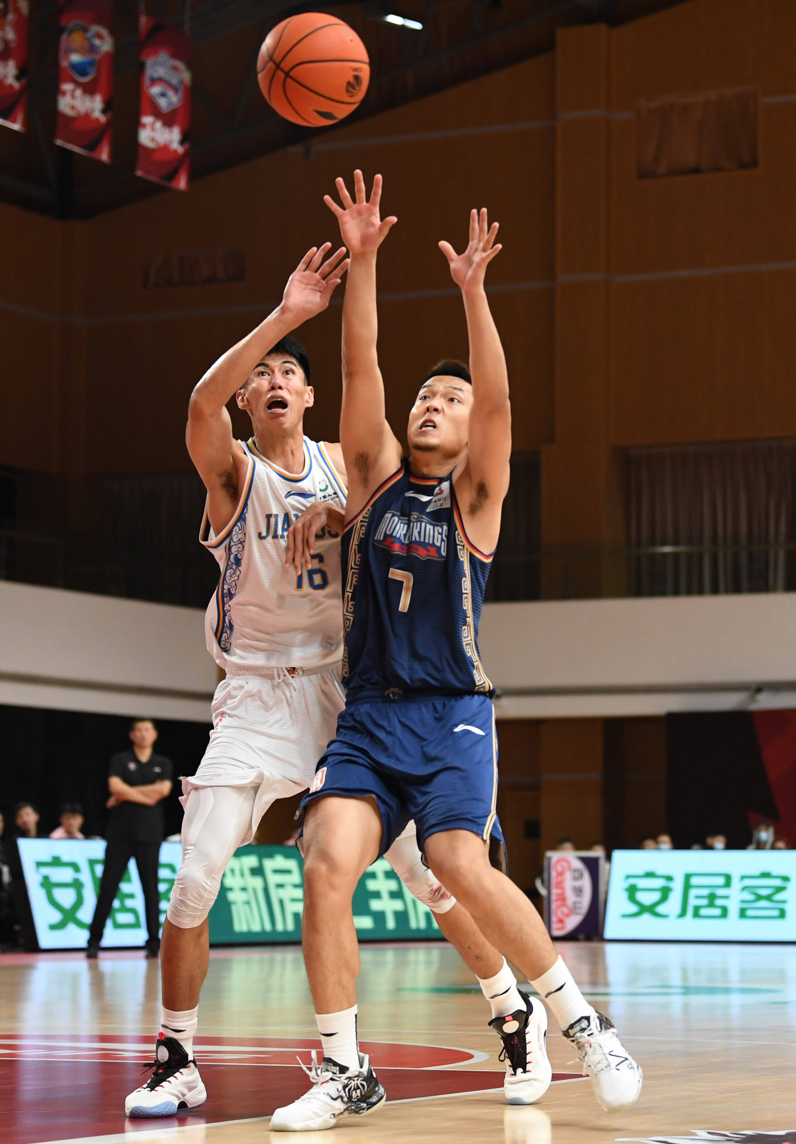 怎样才能提高球队的成绩呢?俗话说 在讨论会上