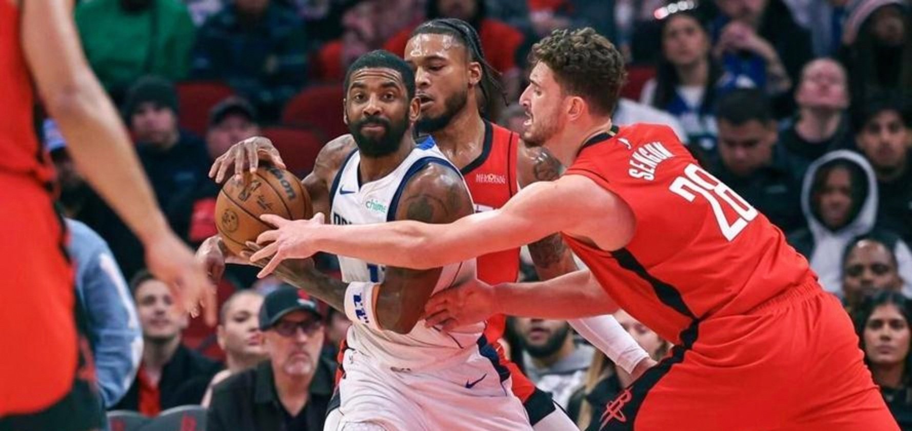 Kaiyun官方平台-比赛对抗中,队员在移动中接球,双脚分别先后左右着地