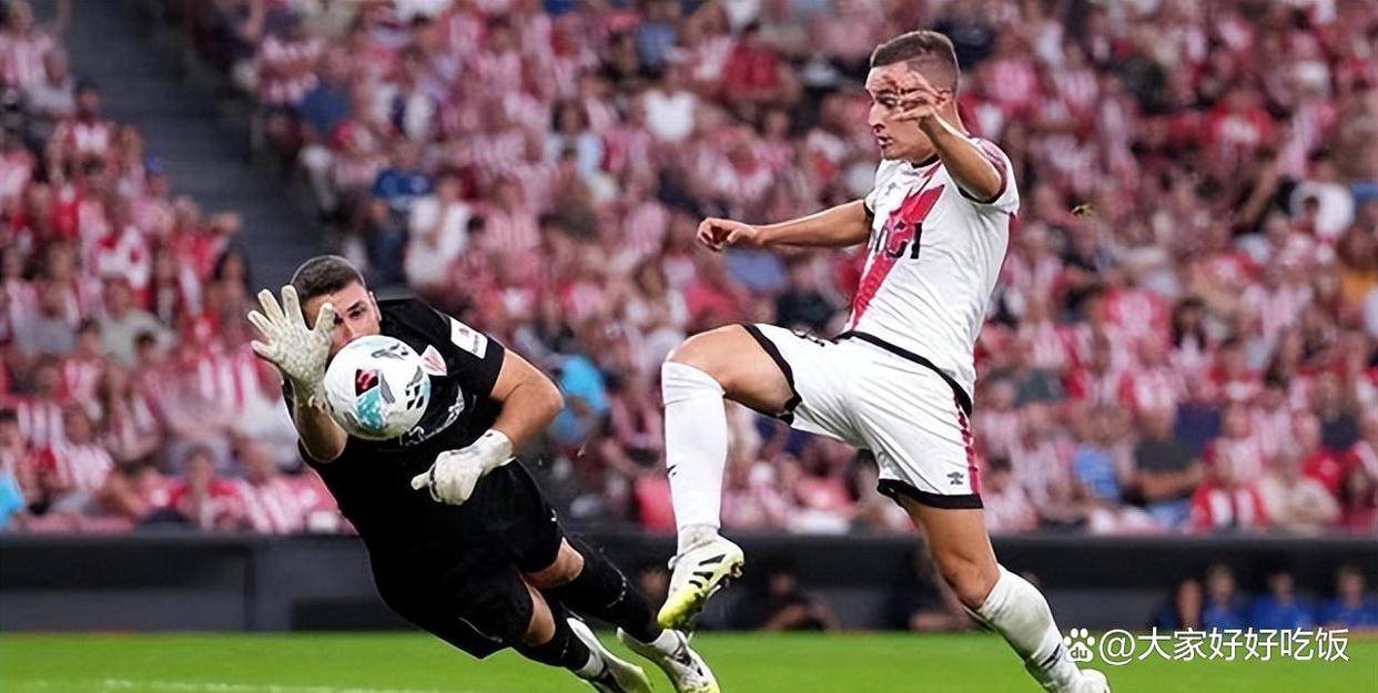 比赛对抗中,队员在移动中接球,双脚分别先后左右着地